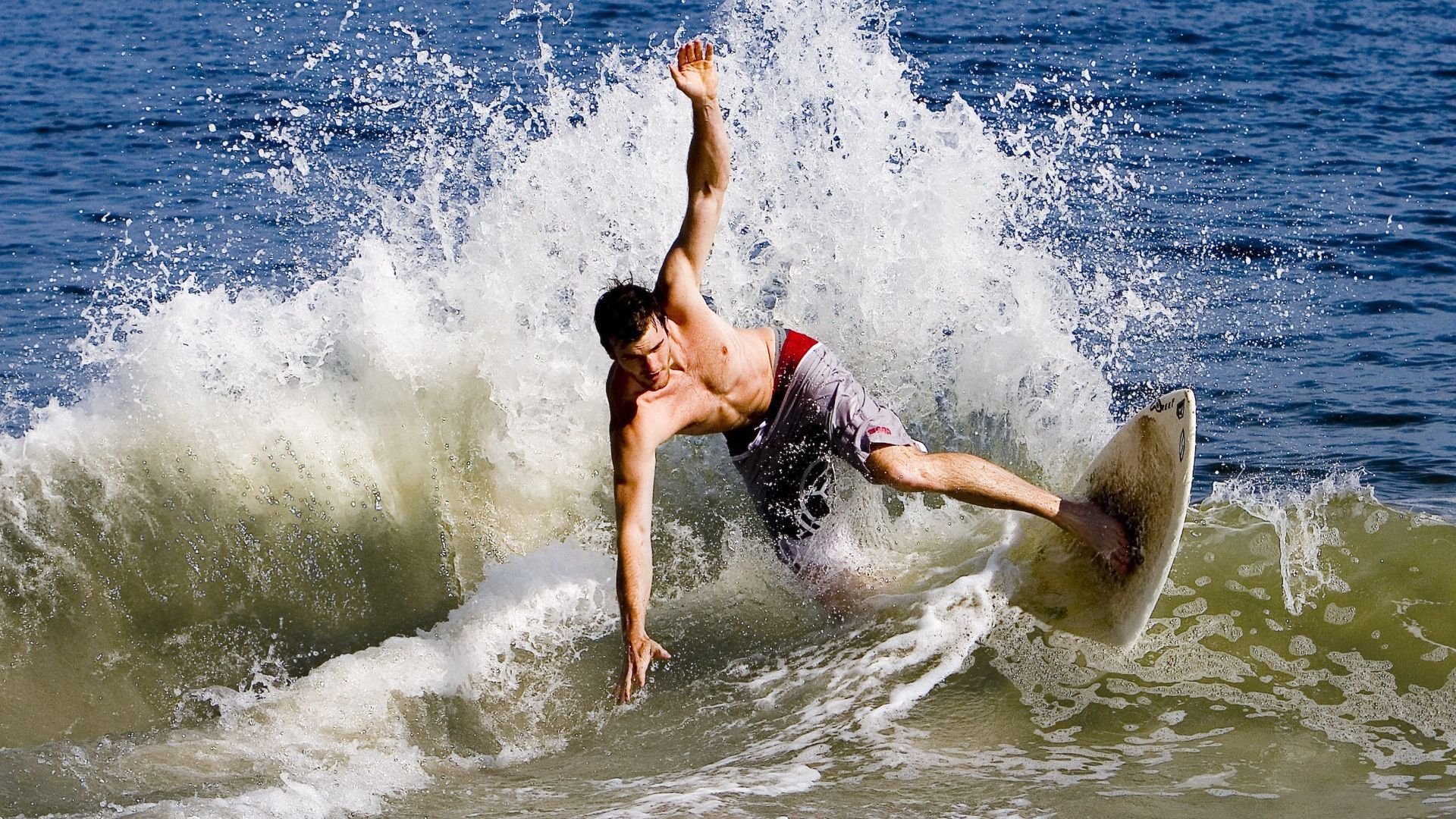 爱游戏登录入口-“性能巨兽：顶级豪车的速度狂潮”，性能车速度可以爆表的车