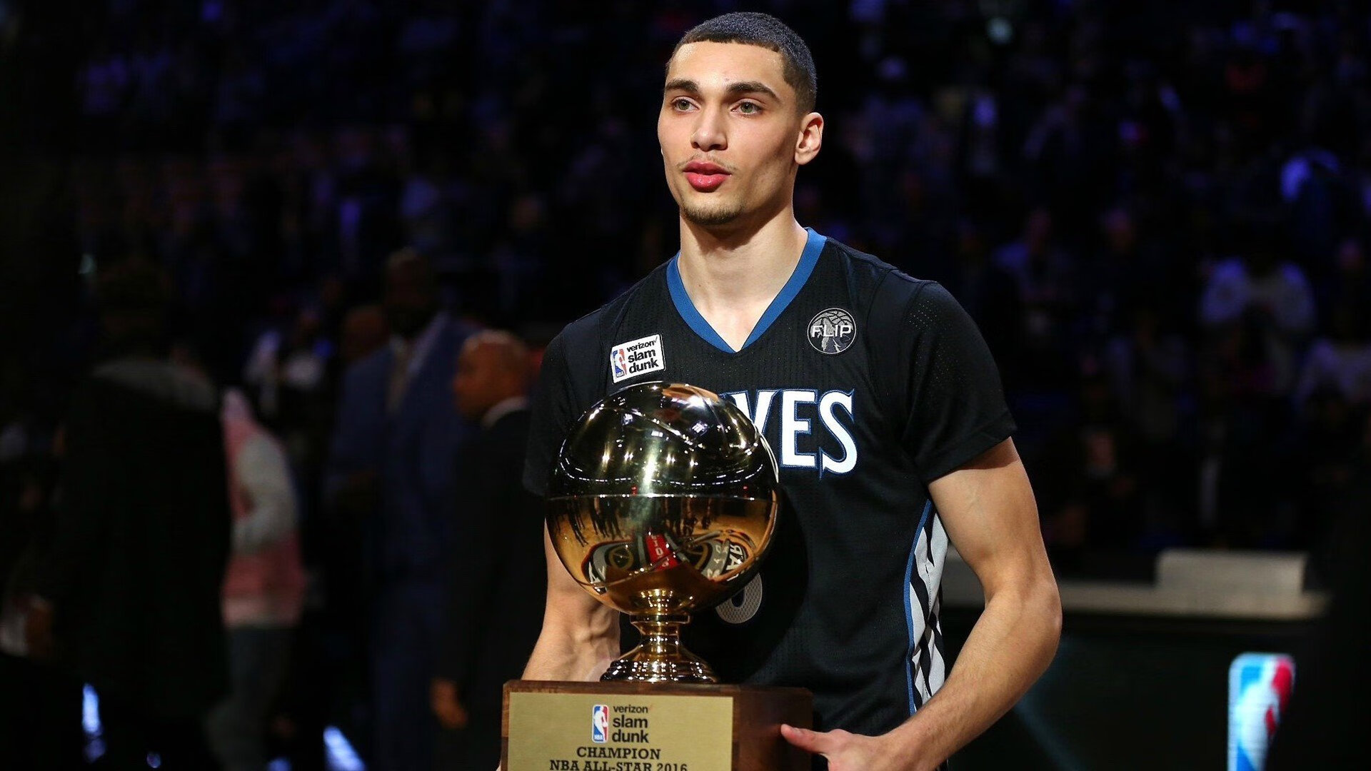 爱游戏中国官方登录入口网站-线上“水花兄弟”生涯：库里在季后赛中连续五场投中六个以上三分球！